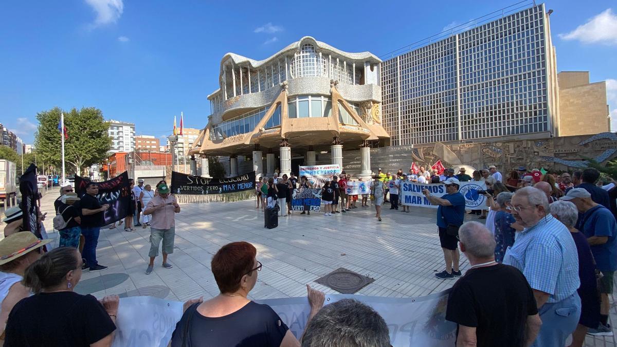 Una quincena de colectivos sociales exigían este lunes una ampliación de la moratoria del Mar Menor.