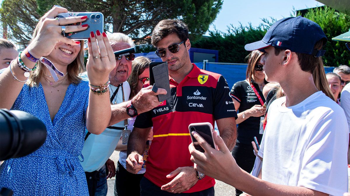 Carlos Sainz firmando autógrafos a los fans franceses
