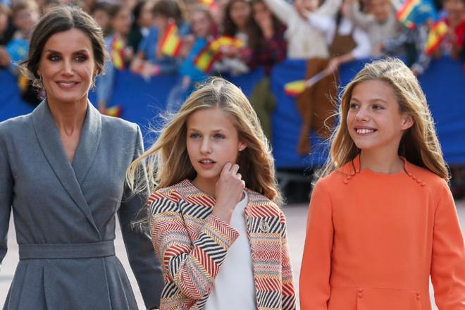 La reina Letizia, la princesa Leonor y la infanta Sofía en su llegada a Oviedo antes de los Premios Princesa de Asturias