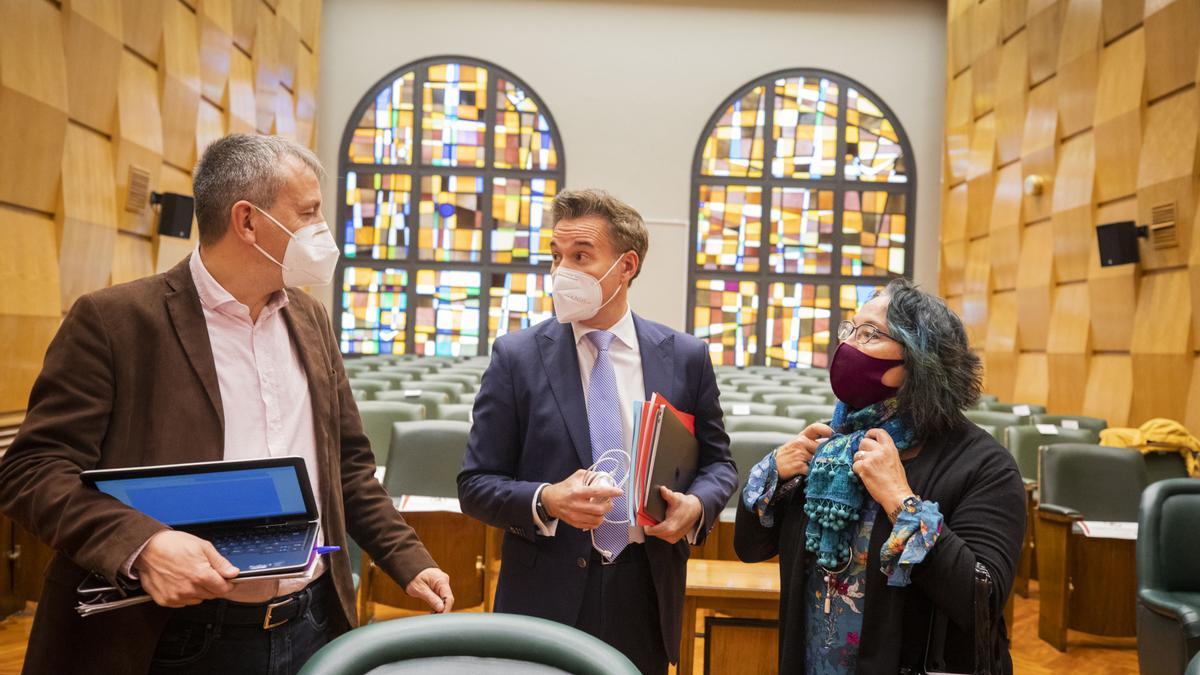 El concejal de Urbanismo, Víctor Serrano (en el centro), conversando con los concejales de Podemos en Zaragoza, Fernando Rivarés y Amparo Bella.