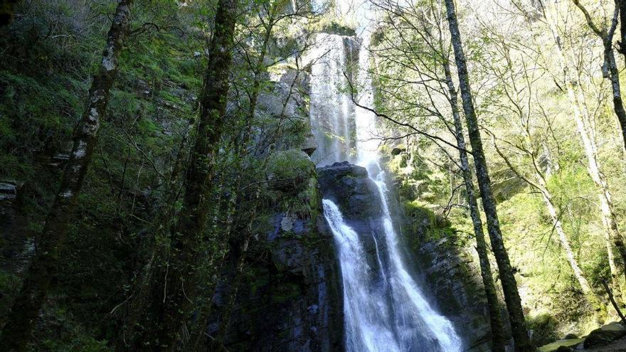 La ruta de Galicia que te lleva hasta una gigantesca cascada de 54 metros en el corazón del Camino Primitivo