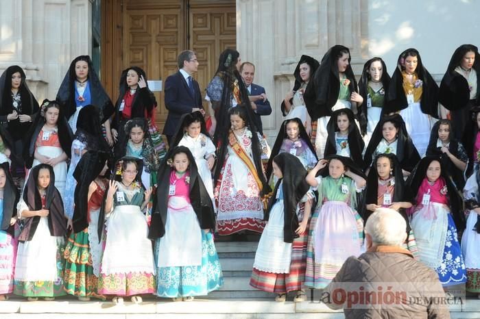 Ofrenda floral a la Virgen de las candidatas a Reina de la Huerta