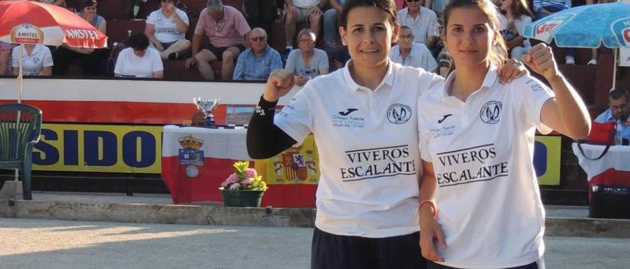 Miriam Velarde y Marta Castillo, tras proclamarse campeonas en Cantabria.