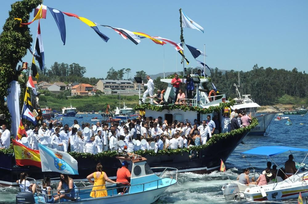 Multitudinaria procesión marítima para honrar a la patrona del mar y de los marineros