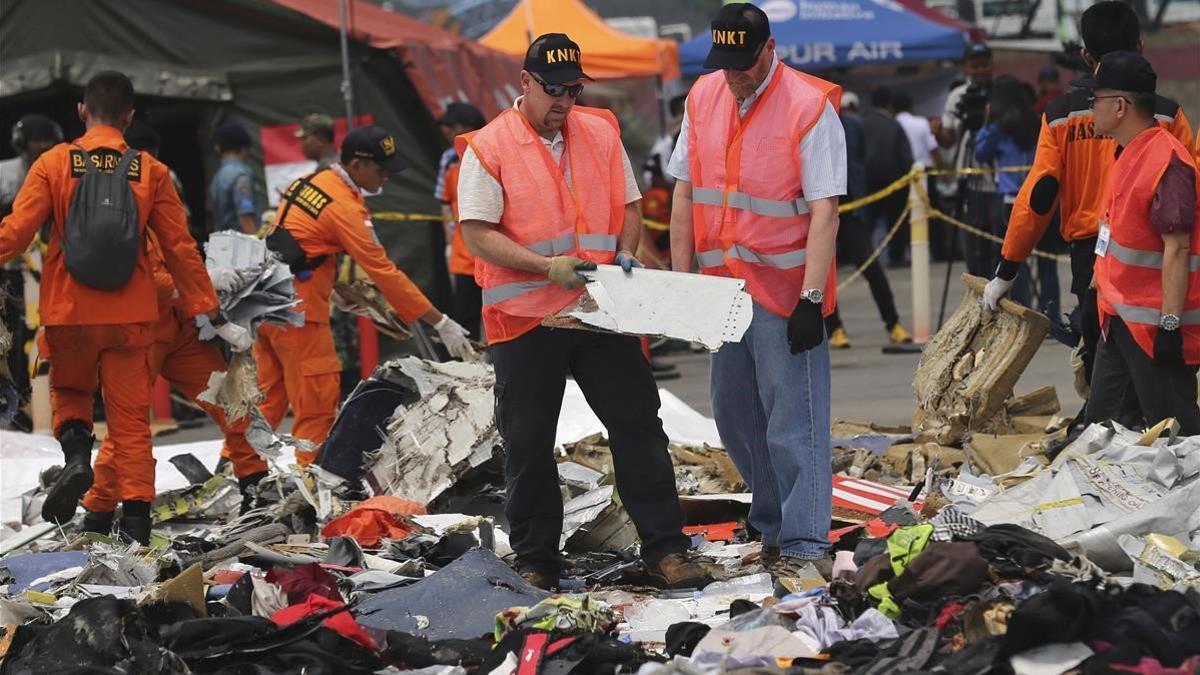 Investigadors examinan partes del avión de Lion Air siniestrado el pasado octubre en aguas de Indonesia.