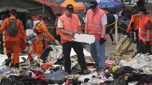 zentauroepp45708245 investigators examine parts of a lion air jet that crashed i181101112502