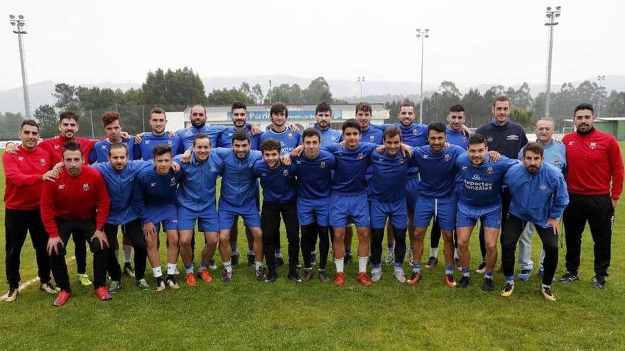 Los técnicos y jugadores del Porriño, en uno de sus últimos entrenamientos de la semana. // José Lores