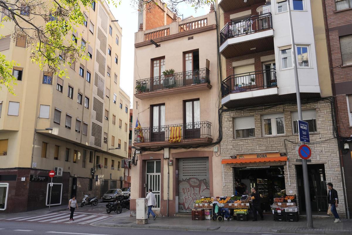 El bloque del número 339 de la calle Navas de Tolosa, que el Ayuntamiento de Barcelona prevé comprar tras salir a subasta.