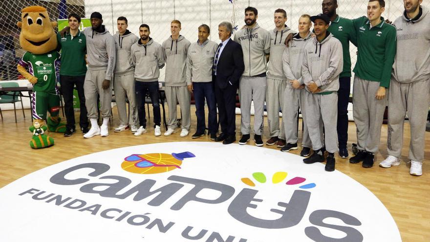 La plantilla del equipo cajista, con Casimiro a la cabeza, junto a Paco Alonso, de la Fundación Unicaja