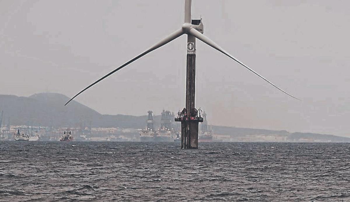 Aerogenerador flotante del Plocan en la costa de Gran Canaria.