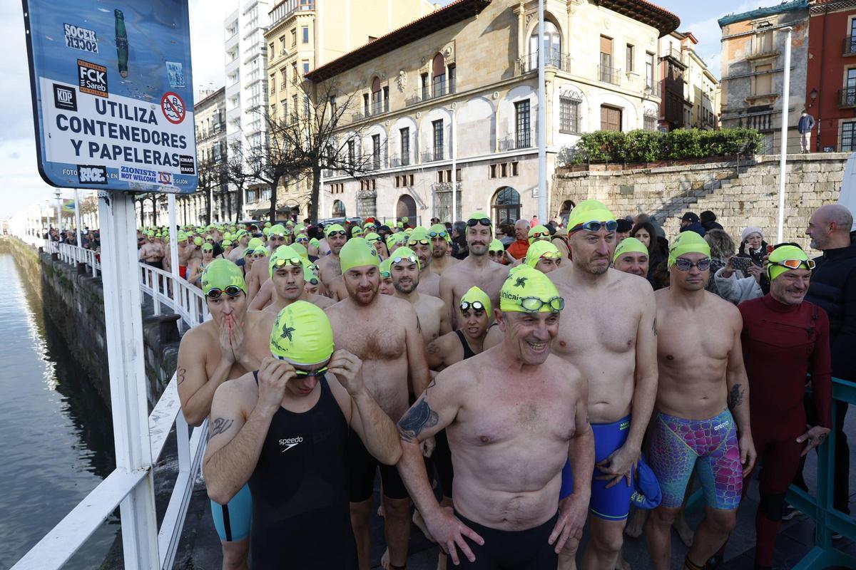 La travesía a nado de Navidad en Gijón congrega un año más a decenas de participantes (en imágenes)
