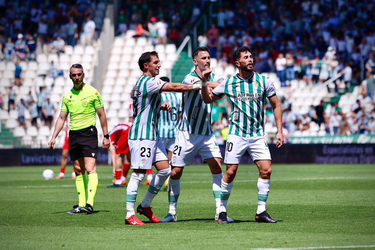 Jacobo González realiza gestos a la grada de El Arcángel tras su gol frente al Sporting de Gijón.