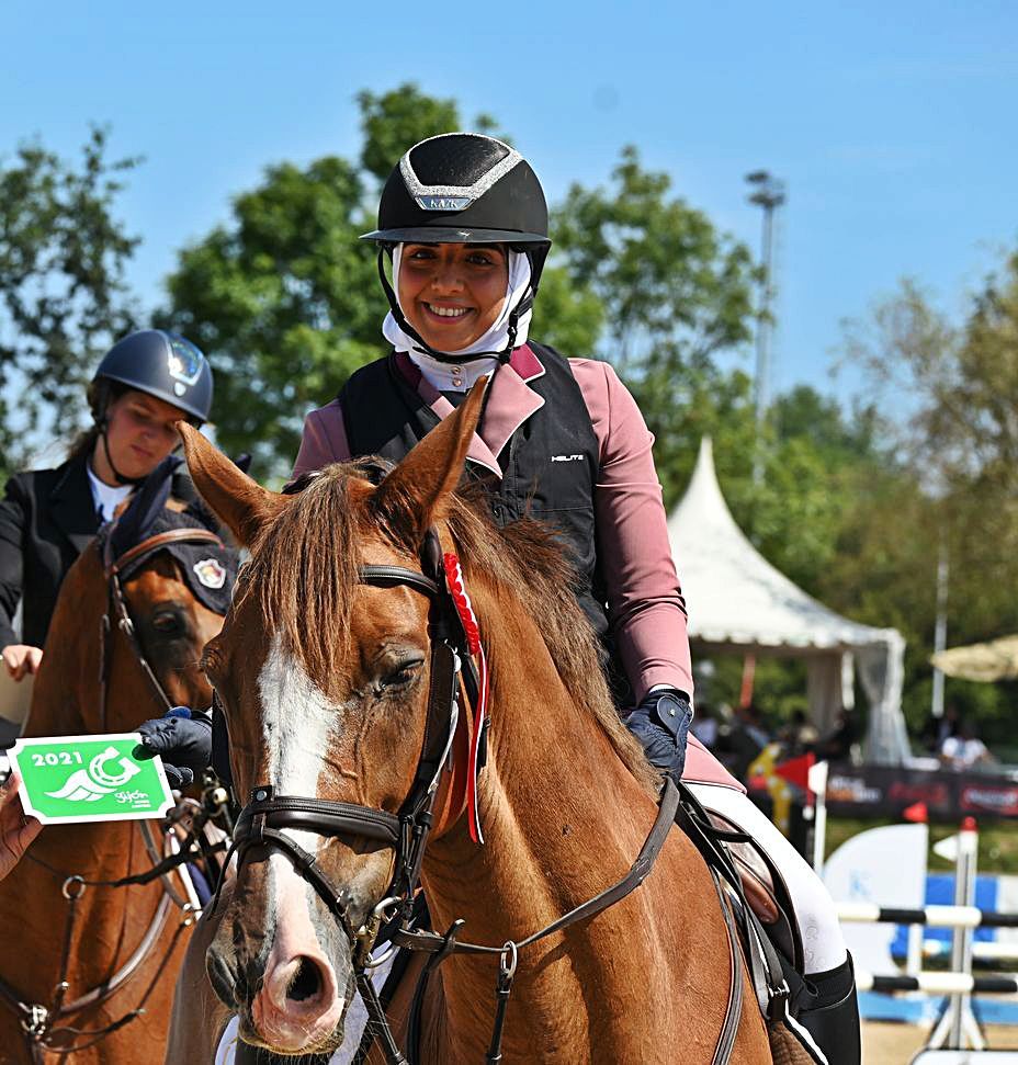 La amazona Rawan Jaha Alsarf, con la placa de ganadora. | GHJ