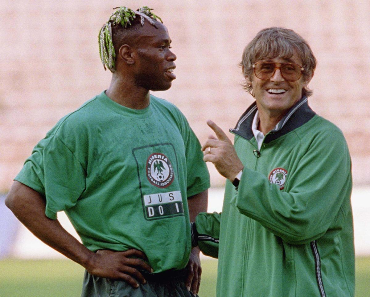 Taribo West, con Bora Milutinović, durante una concentración de la selección nigeriana.