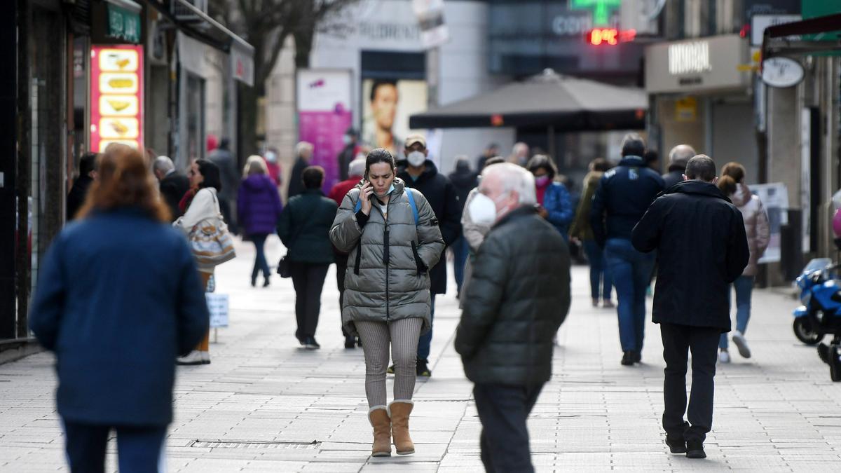 Vecinos de Pontevedra pasean por la ciudad esta semana tras el levantamiento de la obligación del uso de mascarilla en exteriores