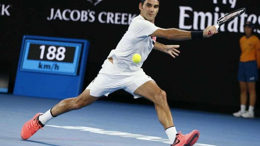 Federer devuelve una bola durante el partido de ayer. // Reuters