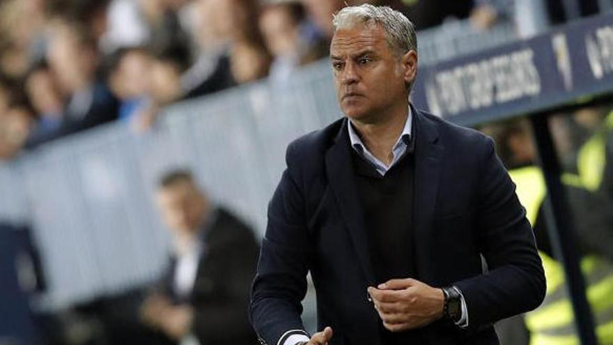 El entrenador castellonense durante el partido de ayer frente al Racing de Santander.  laLiga