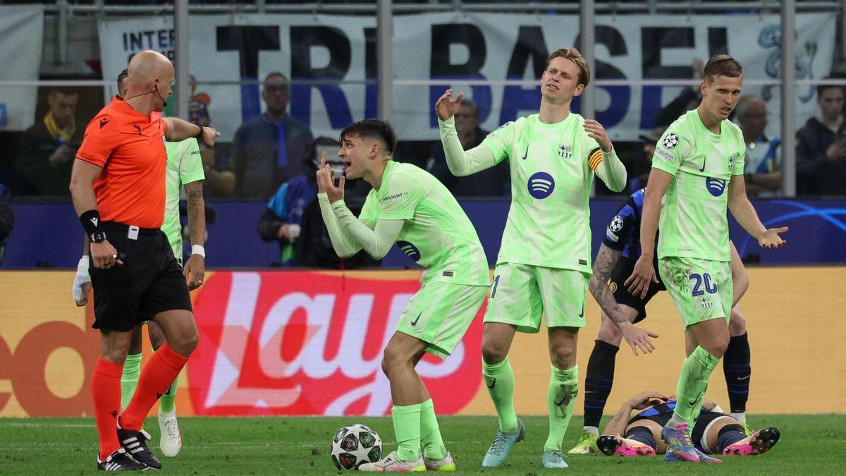Pedri, De Jong y Dani Olmo se quejan ante el árbitro polaco Szymon Marciniak durante el Inter-Barça en San Siro.