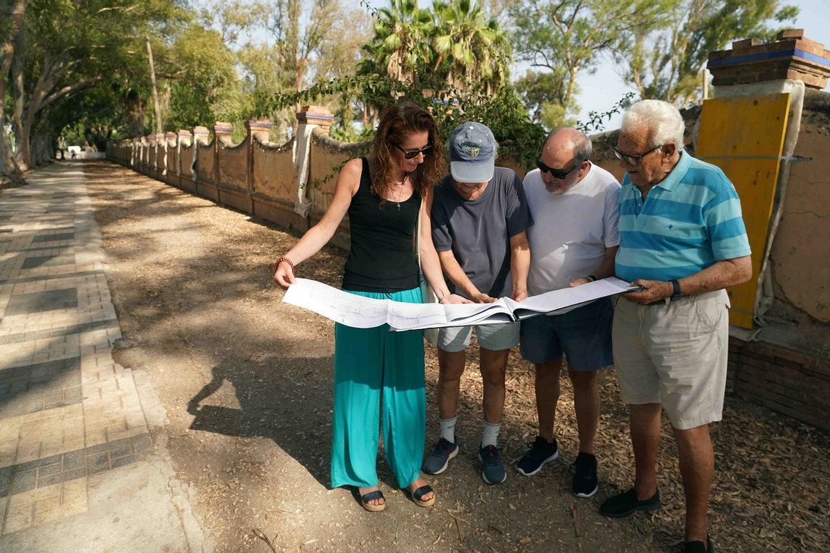 Miembros de la Asociación de Vecinos de Pedregalejo, en la tapia de los Baños del Carmen, que piden que se proteja entera.