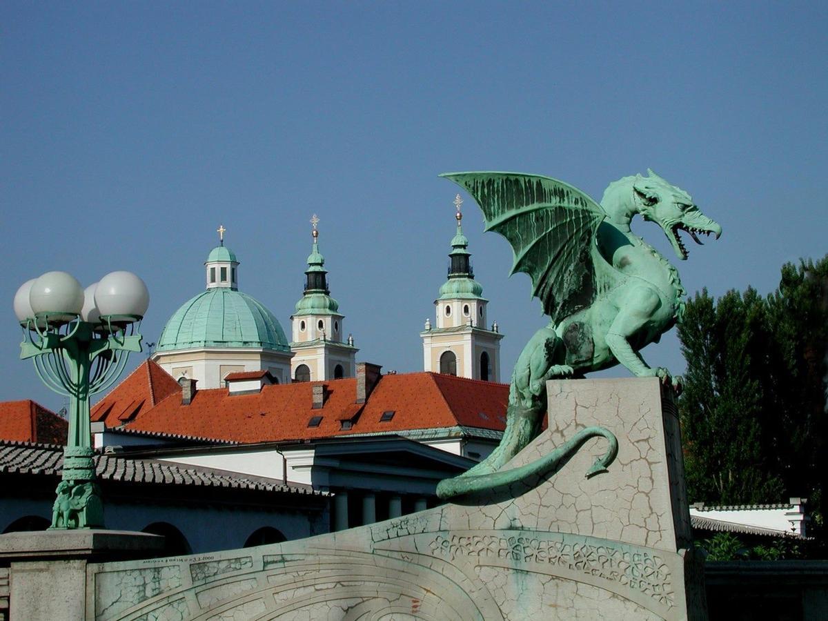 Puente de los Dragones sobre el río Liublianica