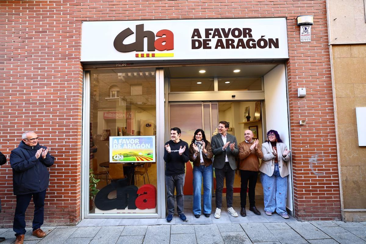 Jorge Pueyo, junto a los primeros espadas de la lista de CHA por Zaragoza, en el inicio de la campaña electoral de Aragón.
