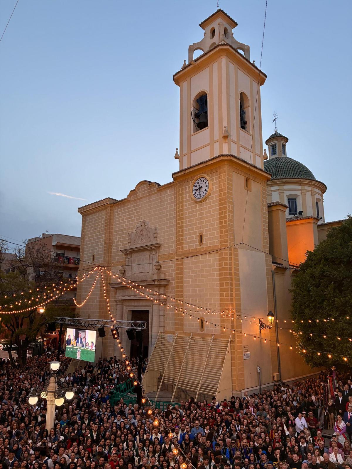 Miles de vecinos llenaron este viernes la plaza de España para asistir al pregón