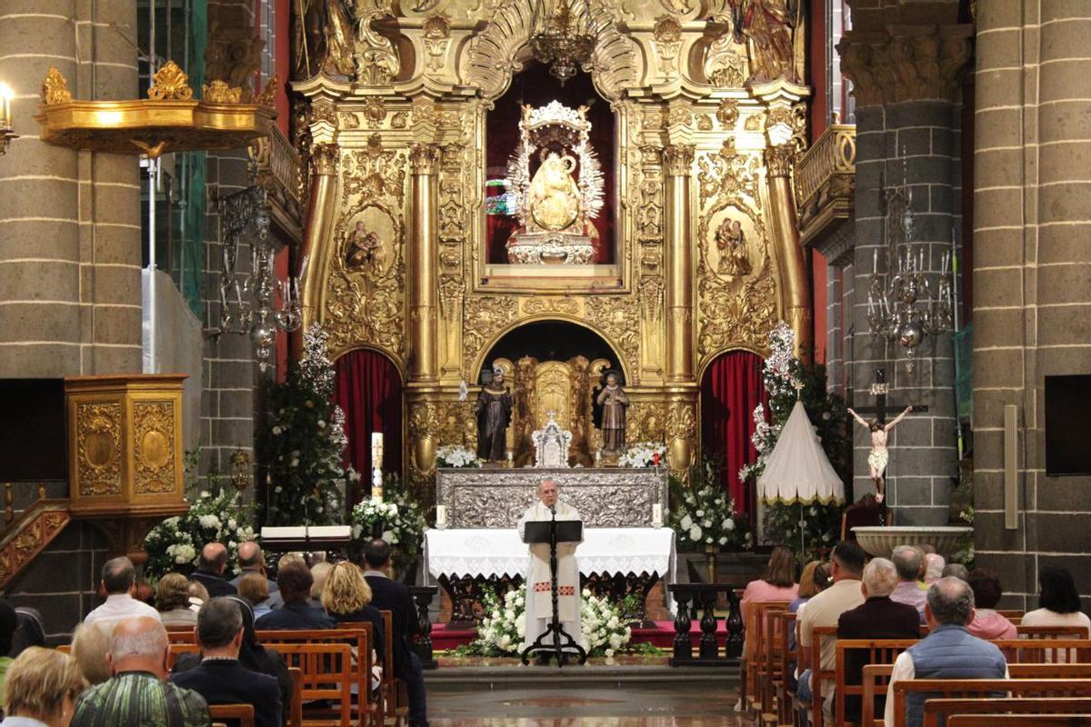 La Virgen del Pino desciende de su camarín para la 52ª Bajada