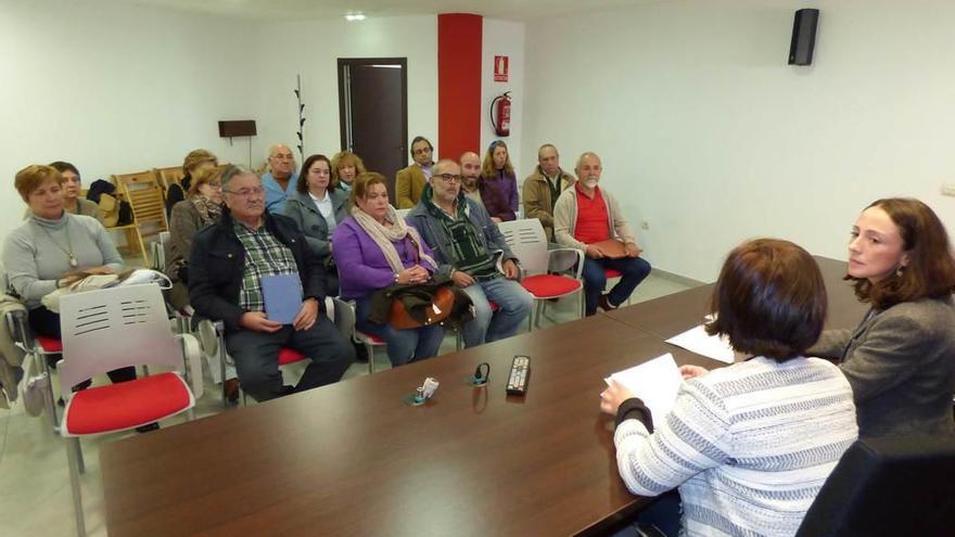 Melania Álvarez, a la derecha en la mesa, y Mayte Ruiz, a su lado, se dirigen, ayer, a los representantes de las asociaciones de Tineo.