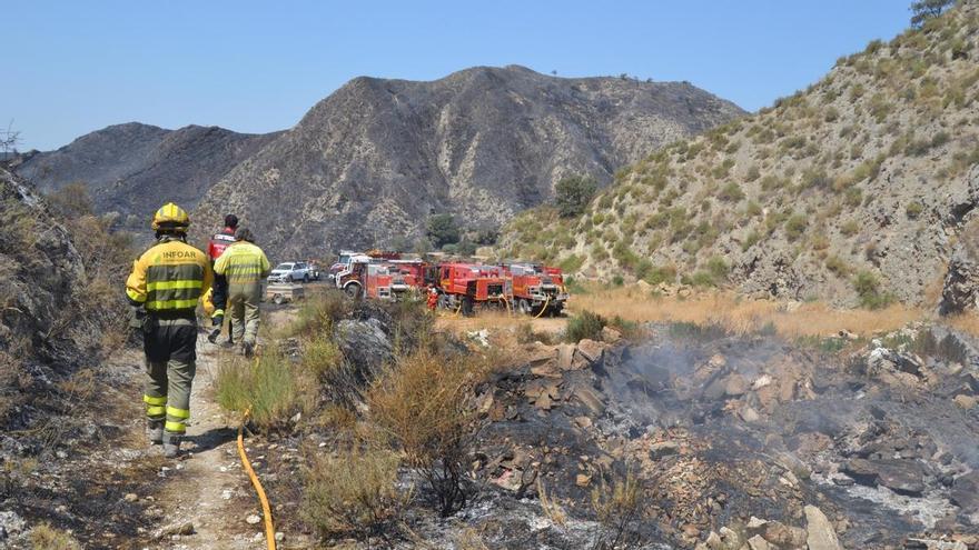 Un helicóptero coge agua de un canal para la lucha contra el incendio de Castillonroy