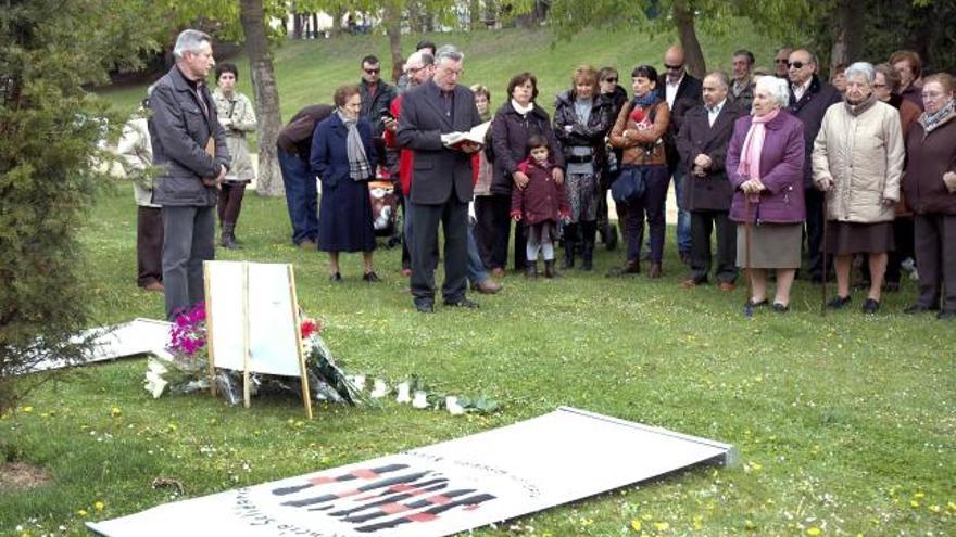 Nueve rosas recuerdan a las víctimas de la explosión de Gaspar Arroyo en Palencia