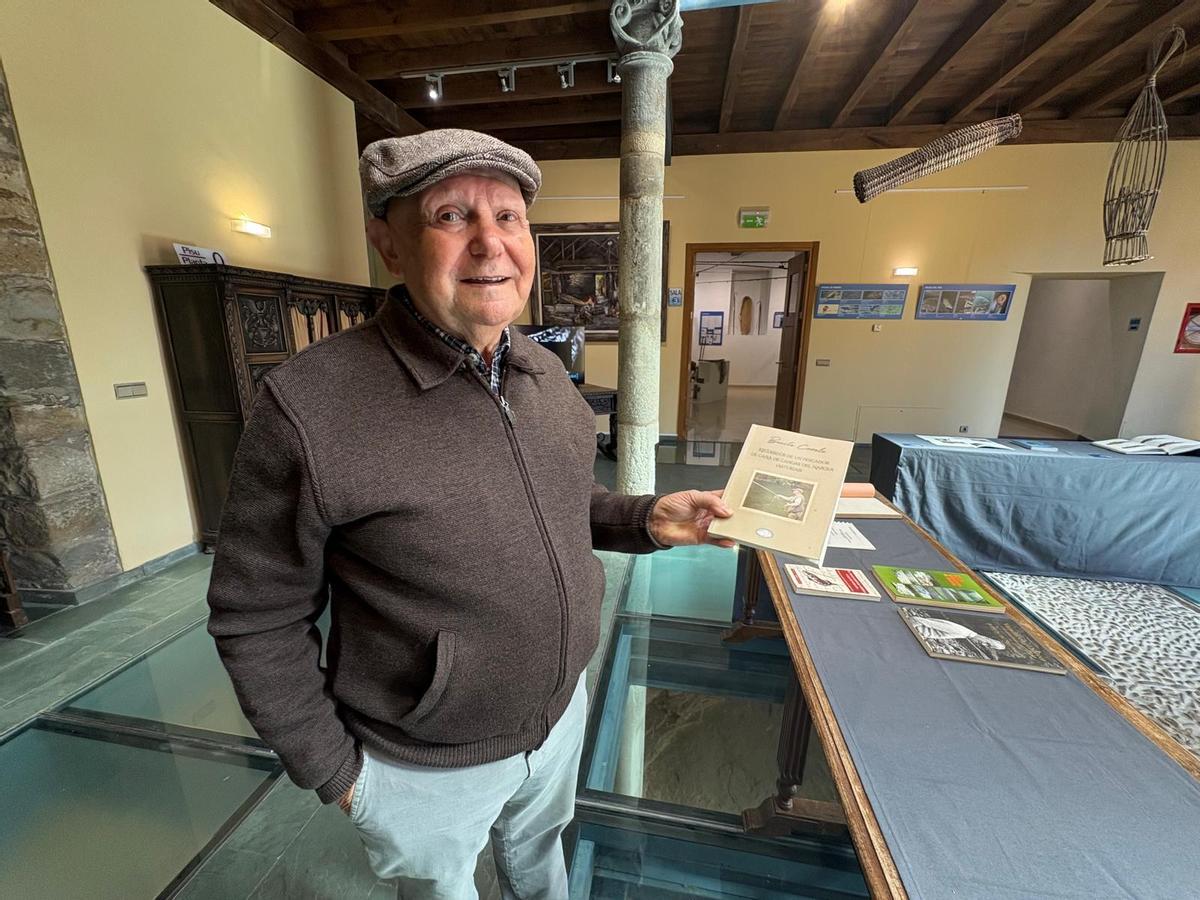 Benito Corolo con su libro de recuerdos sobre la pesca.