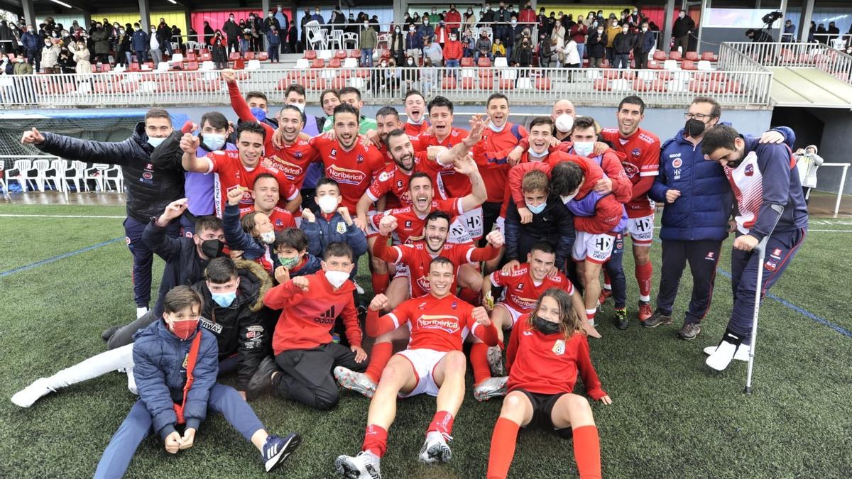 Jugadores y cuerpo técnico del Estradense celebran la victoria y el pase a la última ronda.