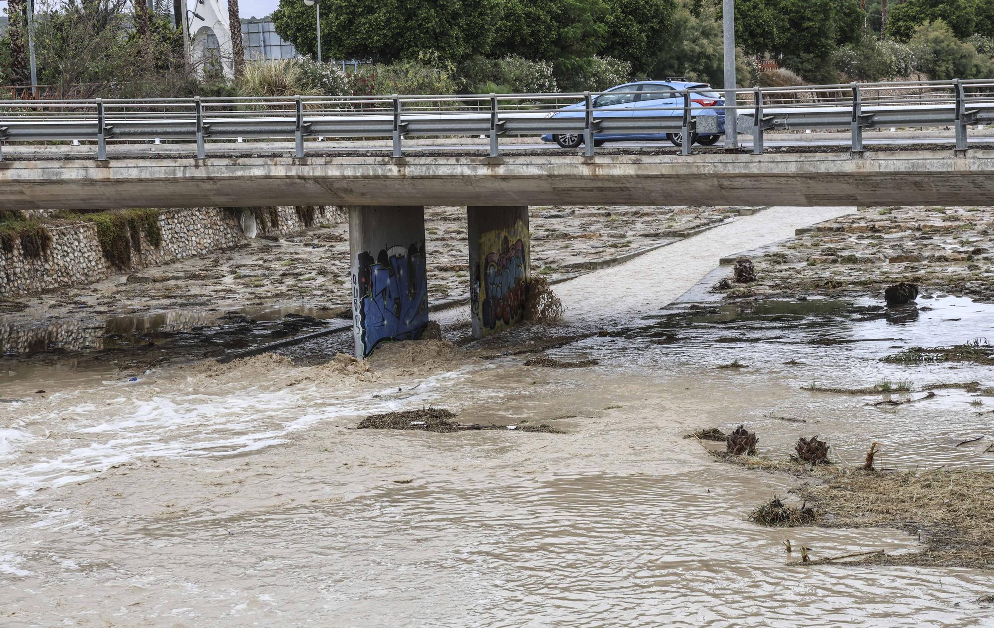 Así ha quedado la playa de la Albufereta y la rambla del barranco de Orgegia y Lloixa después de las lluvias