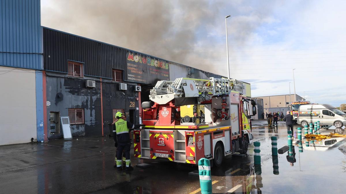 Camión de bomberos en el incendio del pasado fin de semana en Alboraia