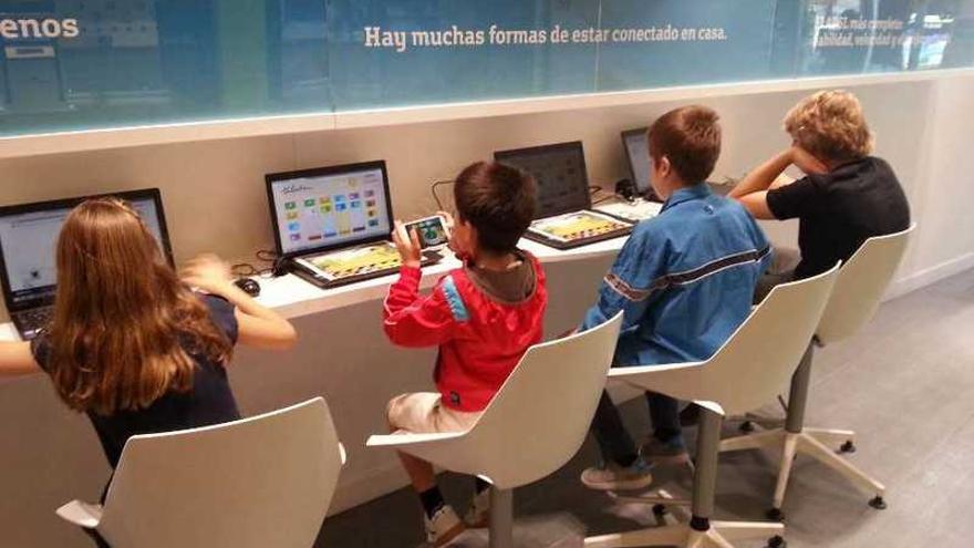 Niños participantes en el curso sobre nuevas tecnologías, ayer en Vigo.