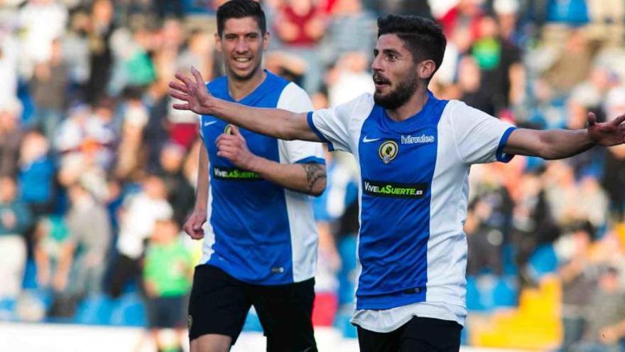 Juanma Espinosa celebra su gol contra el Lleida