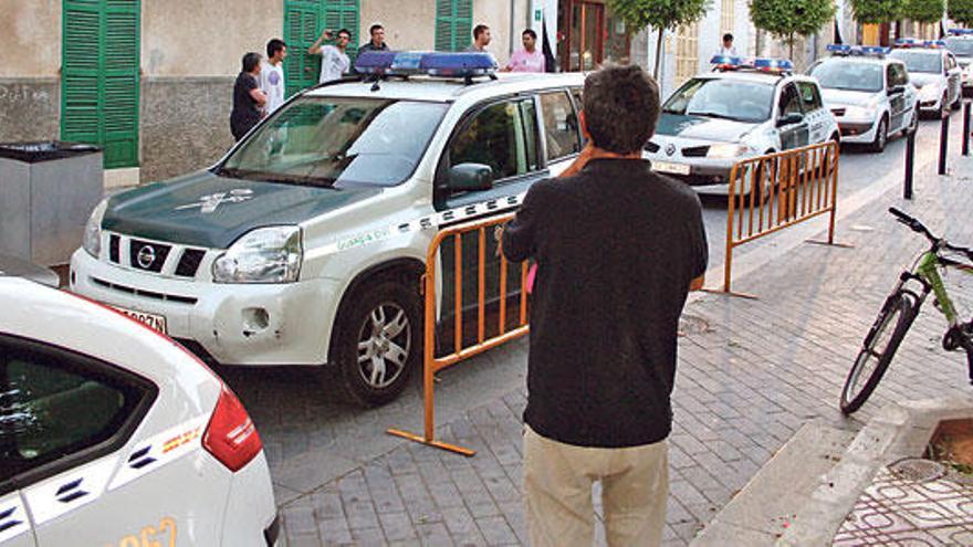 Momento en el que coches de refuerzo de la Guardia Civil entran en la plaza.