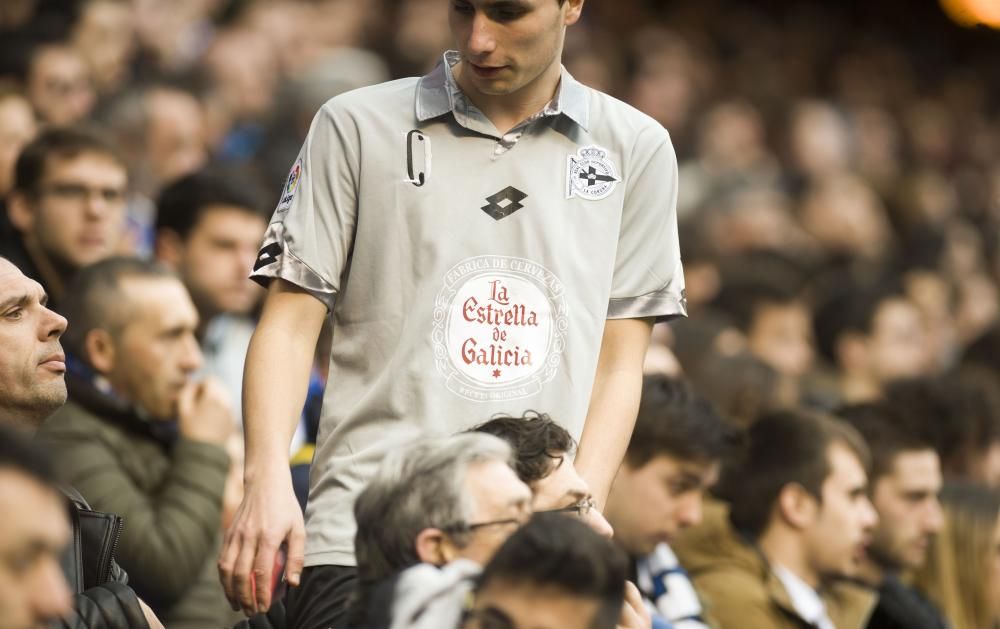 Un aficionado con la camiseta 'vintage' en el pasado derbi.