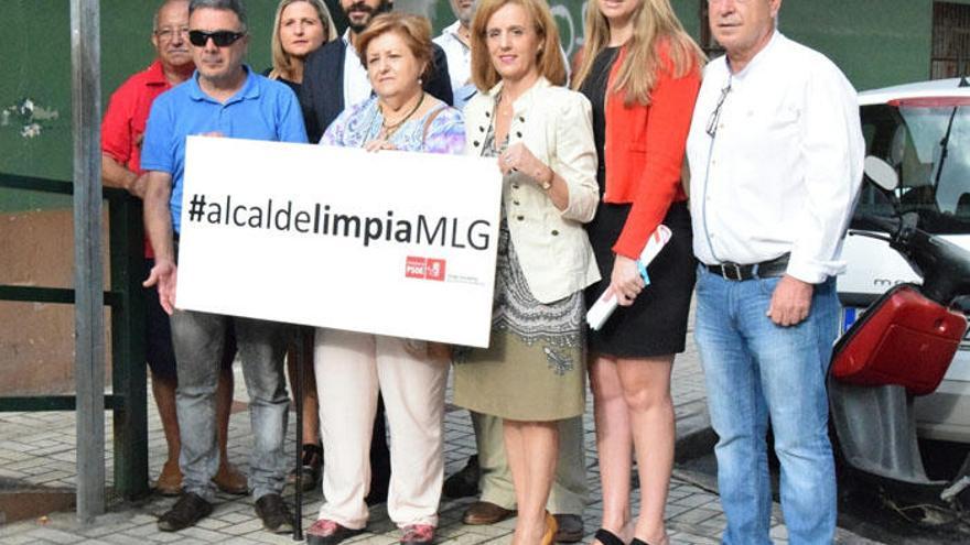 Estefanía Martín y Begoña Medina, con representantes vecinales de Carretera de Cádiz.