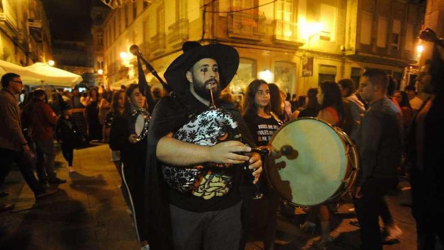 Diversión callejera durante la Noite Meiga de Vilagarcía. // Iñaki Abella