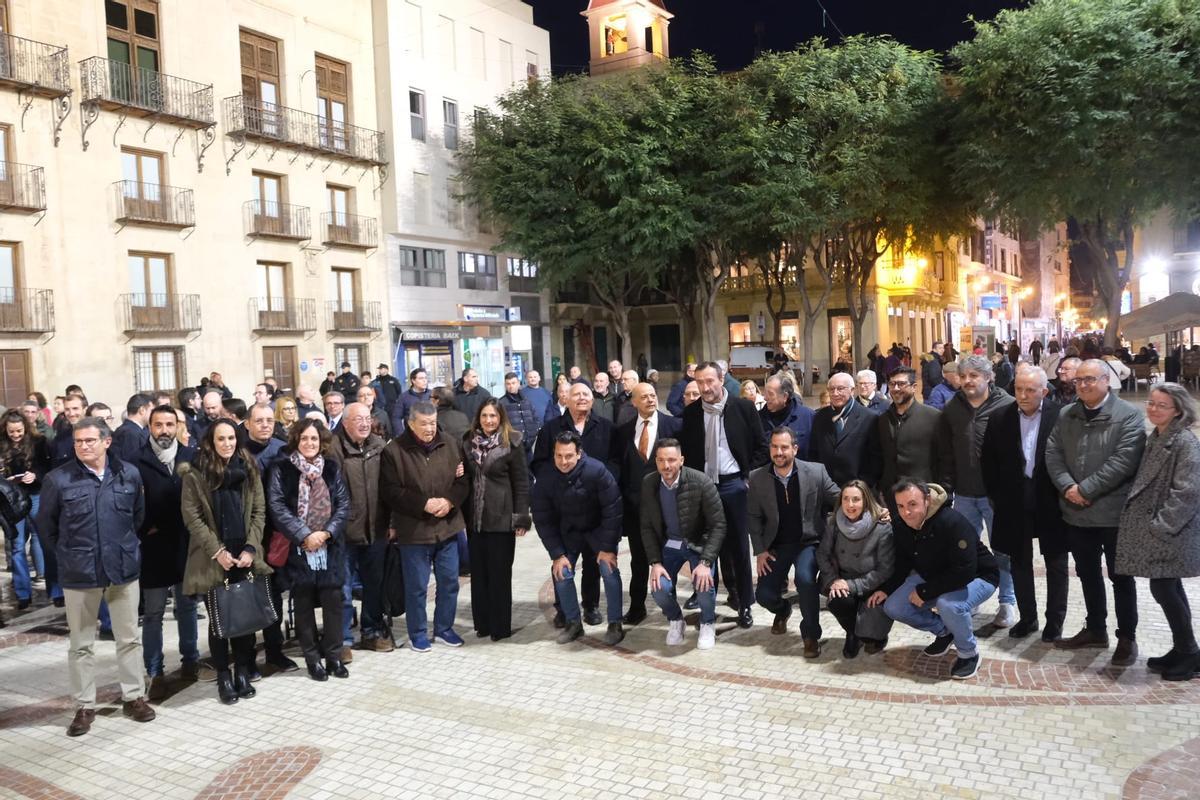 Foto de familia de los asistentes a la inauguración