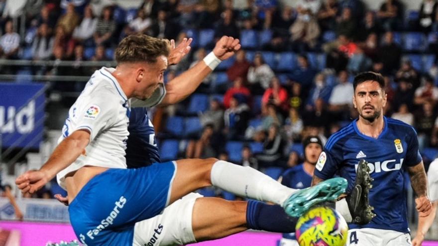 Acción ofensiva de Sergio González en el partido con el Oviedo. | | CARSTEN W. LAURITSEN