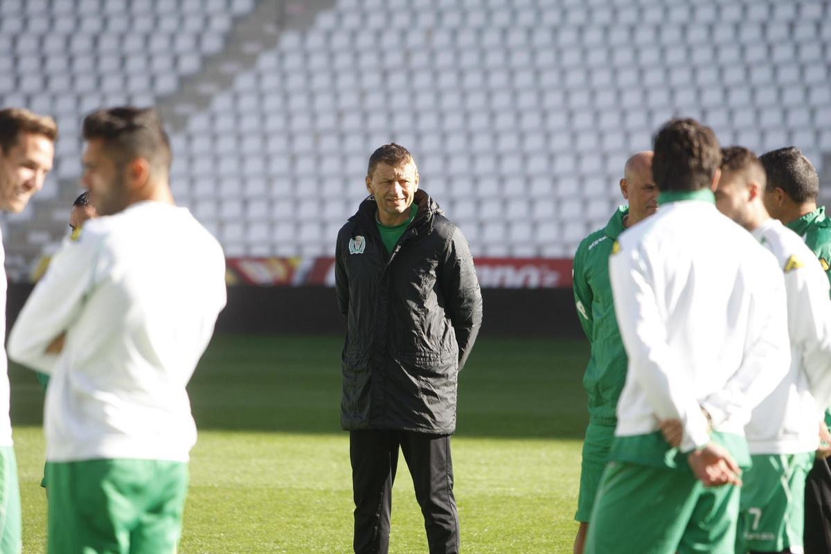 Djukic durante un entrenamiento del Córdoba CF en el estadio El Arcángel.