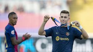 Fermín exhiube sus medallas de la Eurocopa y de los Juegos de Paris antes del comienzo del partido de liga entre el FC Barcelona y el Athletic de Bilbao.