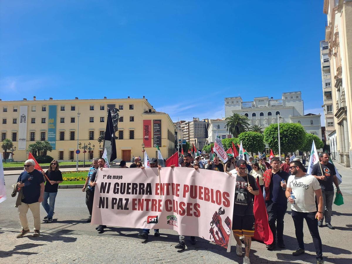 La protesta a su paso por la plaza de San Atón.
