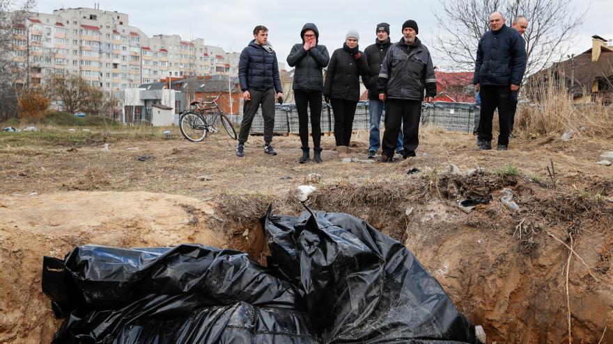 Ucrania denuncia la aparición de ocho fosas comunes en la región de Kiev