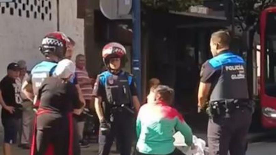 Una mujer se resiste a la Policía tras instalarse en un paso de cebra del Cerillero