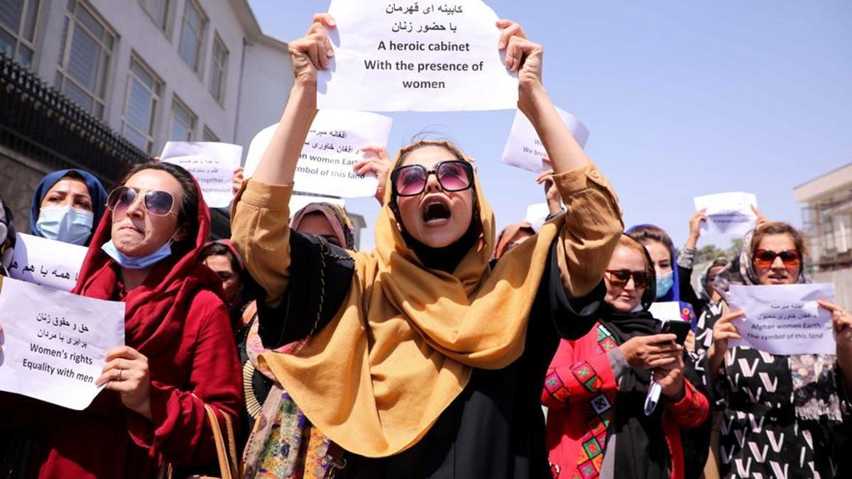 Mujeres afganas exigen derechos civiles ante el palacio presidencial de Kabul, el 3 de septiembre de 2021.