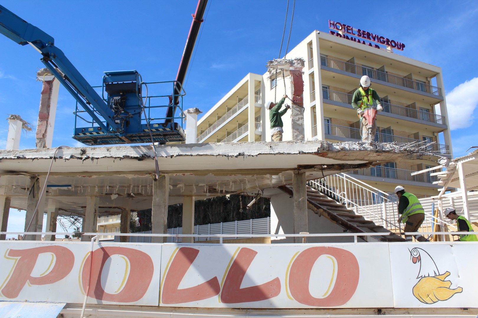 Empieza el derribo de la mítica Tasca El Pollo en Benicàssim