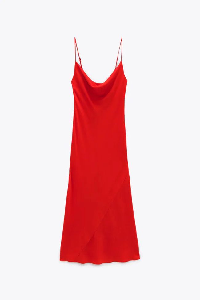 Vestido lencero satinado rojo, de Zara